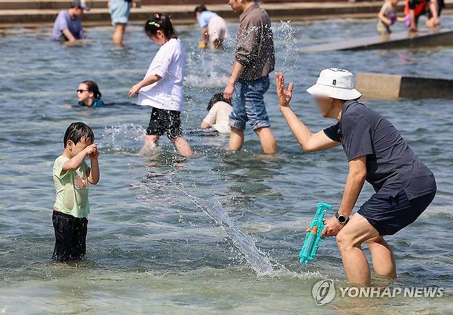 '아빠랑 물놀이' (서울=연합뉴스) 서대연 기자 = 서울 한낮 기온이 29도까지 오르며 초여름 날씨를 보인 14일 오후 한 어린이가 서울 영등포구 여의도한강공원 물빛광장에서 아빠와 물놀이를 하고 있다. 2024.4.14 dwise@yna.co.kr