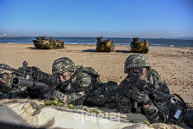해병대 장병들이 2023년 호국 합동상륙훈련에서 사주경계를 하고 있다. (사진=해병대)