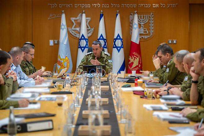 14일(현지시간) 이스라엘 국방부가 있는 키르야 군사 기지에서 헤르지 할레비(가운데) 육군 중장이 전략회의를 하고 있다.(사진=AFP)