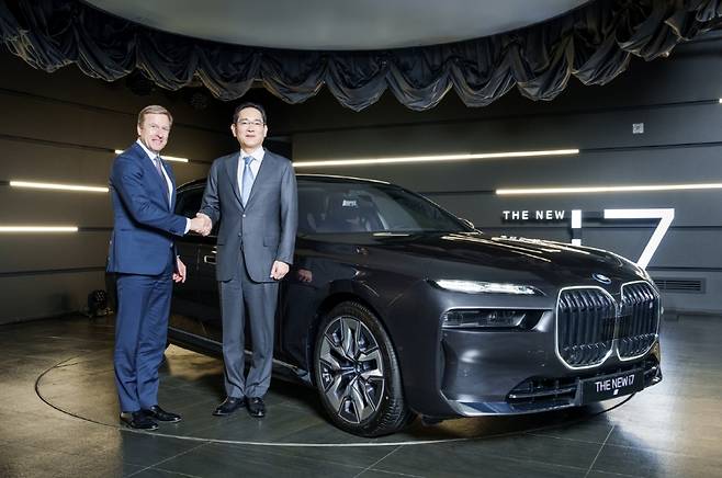 BMW그룹 올리버 집세 회장과 삼성그룹 이재용 회장 뒤로 보이는 BMW i7에는 삼성SDI의 배터리가 탑재 된다