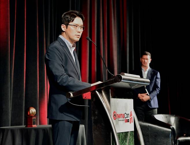 이동현 CJ CGV 경영혁신실장이 시네마콘 2024 시상식에서 수상 소감을 하고 있다(CJ CGV 제공).