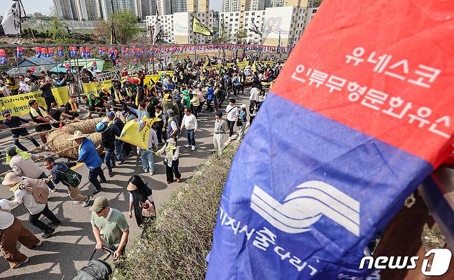 14일 충남 당진시 송악읍 기지시줄다리기박물관 일원에서 열린 기지시줄다리기 민속축제에서 참가자들이 줄을 옮기고 있다.  2024.4.14/뉴스1 ⓒ News1 김도우 기자