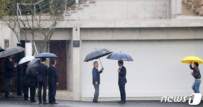 조국 조국혁신당 대표가 15일 경남 양산시 하북면 평산마을 문재인 전 대통령 사저를 방문해 문 전 대통령을 예방하고 있다. 2024.4.15/뉴스1 ⓒ News1 윤일지 기자