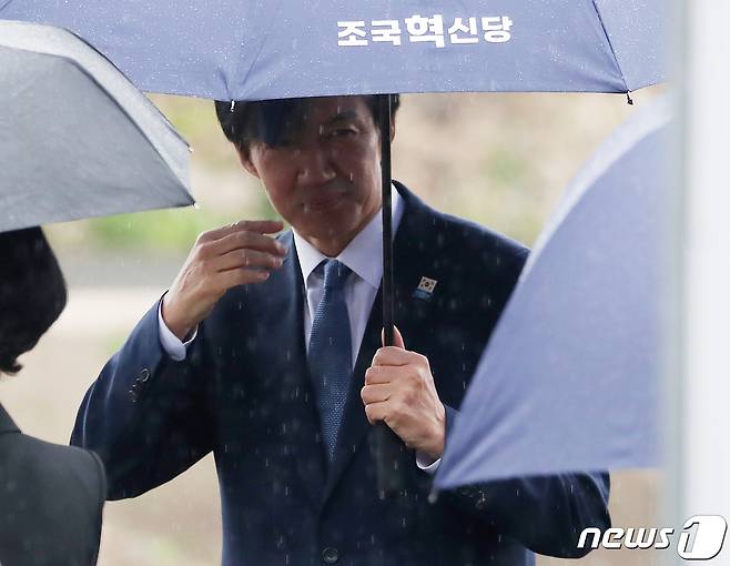 조국 조국혁신당 대표가 15일 경남 양산시 하북면 평산마을 문재인 전 대통령 사저를 방문해 문 전 대통령을 예방하기 위해 이동하고 있다. 2024.4.15/뉴스1 ⓒ News1 윤일지 기자