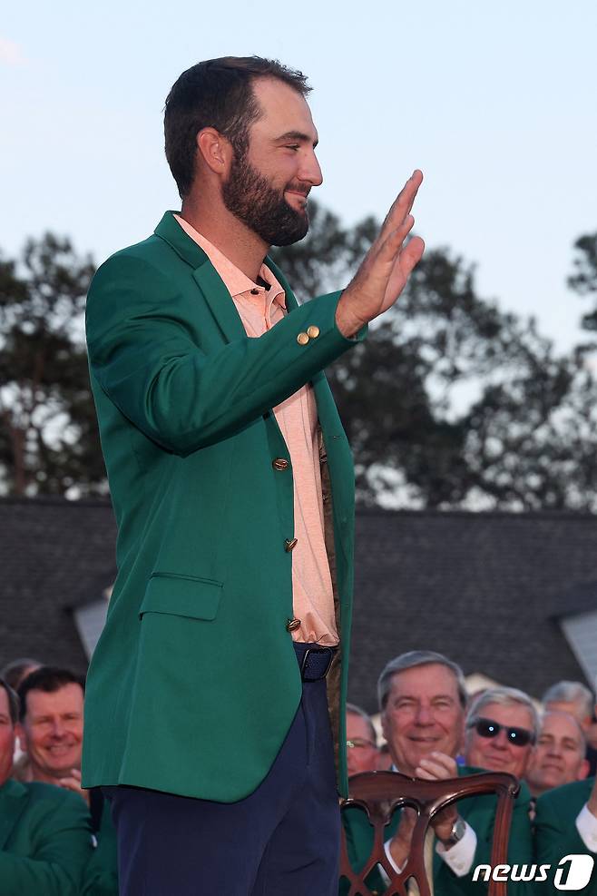 미국의 스코티 셰플러가 14일(현지시각) 조지아주 오거스타 내셔널 골프클럽에서 열린 PGA 투어 메이저 대회인 마스터스 토너먼트서 2번째 우승을 한 뒤 그린 재킷을 입고 손을 흔들고 있다. 2024. 4. 15 ⓒ AFP=뉴스1 ⓒ News1 우동명 기자
