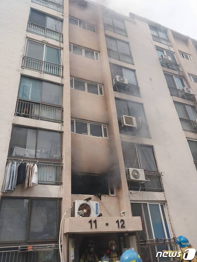 지난 6일 오후 2시38분쯤 인천시 서구 가정동 지상 6층짜리 아파트 중 1층에서 화재가 발생했다. 사진은 화재 현장.(인천소방본부 제공)2024.4.15
