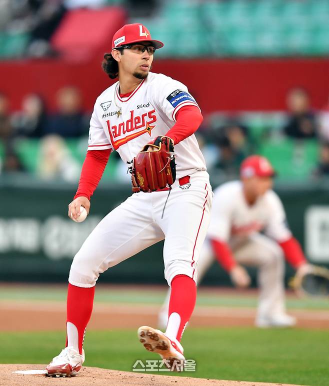 SSG 더거가 3월26일 인천SSG랜더스필드에서 열린 2024 KBO리그 한화전에 선발 등판해 힘차게 공을 던지고 있다. 문학 | 강영조기자 kanjo@sportsseoul.com