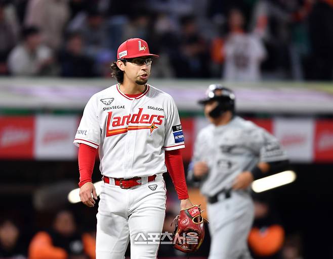 SSG 더거가 3월26일 인천SSG랜더스필드에서 열린 2024 KBO리그 한화전에 선발 등판해 5회 수비를 마친 후 더그아웃으로 향하고 있다. 문학 | 강영조기자 kanjo@sportsseoul.com
