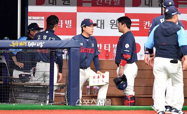 롯데 김태형 감독이 14일 고척스카이동에서 열린 2024프로야구 키움히어로즈와 롯데자이언츠의 경기 6회초 1사 만루에서 유강남이 병살타로 물러나자 공수교대 상황에서 유강남과 고영민 코치를 불러 질책이 담긴 이야기를 하고 있다. 찬스에서 해결을 기대했지만 병살타로 물러나며 추격에 찬물을 끼얹은 베테랑에 대한 아쉬움이 느껴지는 장면이다. 롯데는 8회와 9회 최항의 활약으로 추격의 물꼬를 텄지만 점수차를 극복하지못하고 패해 6연패에 빠졌다. 2024.04.14. 고척 | 강영조기자 kanjo@sportsseoul.com