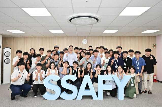 지난해 12월 이재용 삼성전자 회장이 SSAFY 수료생들과 찍은 사진 (사진=삼성전자)