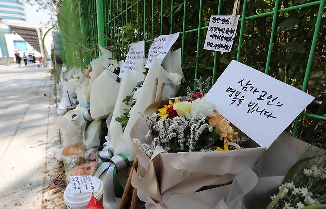 2023년 8월 7일 오전 묻지마 흉기난동 사건이 발생한 경기 성남시 분당구 서현역 인근 사고 현장에 피해자를 추모하는 꽃다발과 추모글이 놓여있다./뉴스1