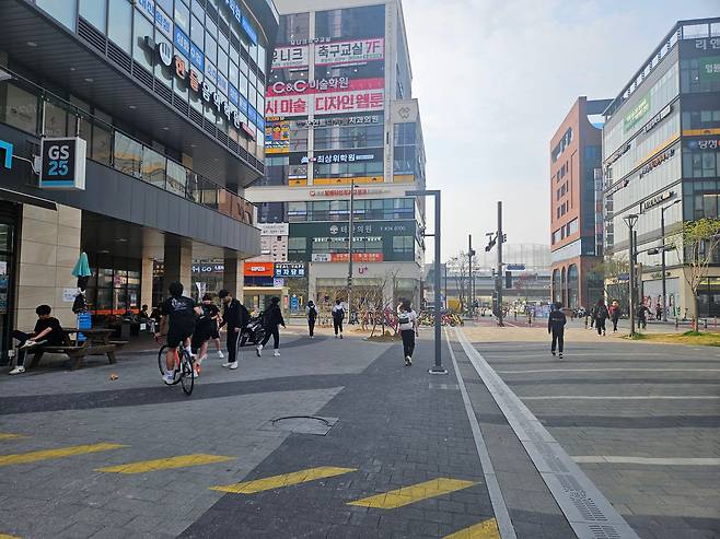 11일 오후 충남 아산 한들물빛도시지웰시티센트럴푸르지오 아파트 상업시설 앞에서 중학교 학생들이 어울려 놀고 있다. /박지윤 기자