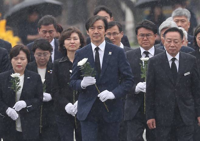 조국 조국혁신당 대표가 15일 오후 비례대표 당선인들과 함께 경남 김해시 진영읍 봉하마을을 찾아 고 노무현 전 대통령 묘역을 참배하고 있다. 2024.4.15/뉴스1