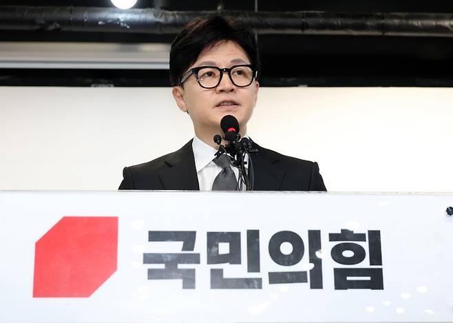 한동훈 국민의힘 비상대책위원장 겸 총괄선거대책위원장이 11일 오전 서울 여의도 중앙당사에서 위원장직 사퇴 입장을 밝히고 있다. 2024.4.11. 사진공동취재단