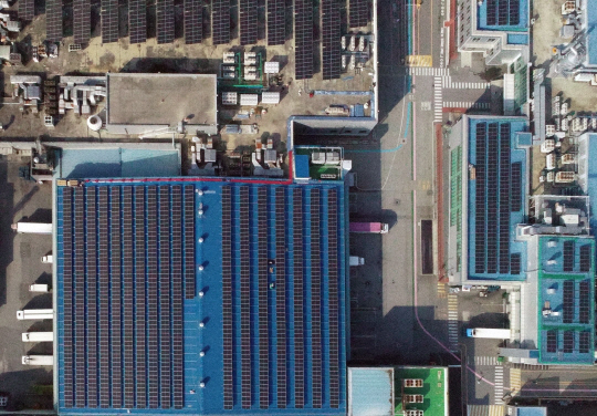CJ제일제당 진천공장 지붕에 설치한 태양광 발전소 모습. HD현대에너지솔루션 제공