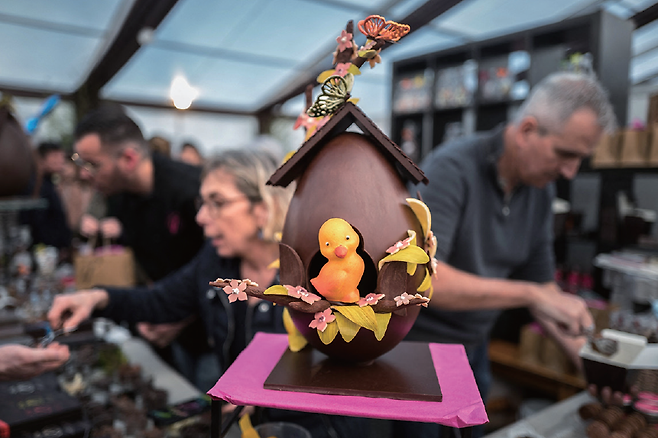 3월 16일 스위스 제네바주 베르수아에서 열린 페스티초크(Festichoc) 초콜릿 축제에서 초콜릿으로 만든 부활절 달걀이 전시돼 있다. 영국 일간 파이낸셜타임스(FT)는 “국제 코코아 가격 급등으로 초콜릿 제품의 슈링크플레이션이 빚어지고 있다”고 보도했다. 사진 AFP연합