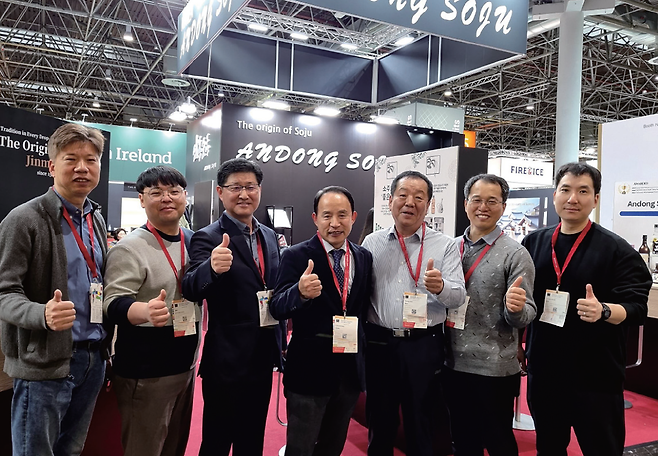 2024 프로바인에 참석한 7개 안동소주 양조장 대표들. 사진 왼쪽부터 맹개술도가 박성호 이사, 명품안동소주 민병규(수출 대행업체 소속) 대리, 회곡양조장 권용복 대표, 명인안동소주 박찬관 대표, 안동소주 올소 신형서 대표, 일품안동소주 김임동 이사, 민속주 안동소주 김윤근 본부장. 사진 박순욱 기자