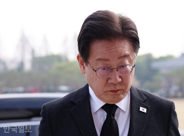 이재명 더불어민주당 대표가 12일 22대 총선 당선자들과 함께 서울 동작구 국립서울현충원을 방문하고 있다. 고영권 기자