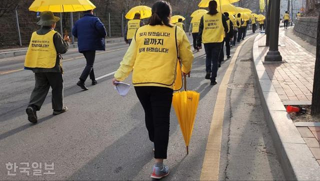 엄마, 아빠들은 다시 한 번 힘을 내보기로 했다. 인숙도 거기 있었다. 세월호 참사 10주기 전국 행진 '안녕하십니까'에 참여해 노란 우산을 지팡이 삼아 지난 4일 경북 안동시내 오르막길을 오르는 모습. 원다라 기자