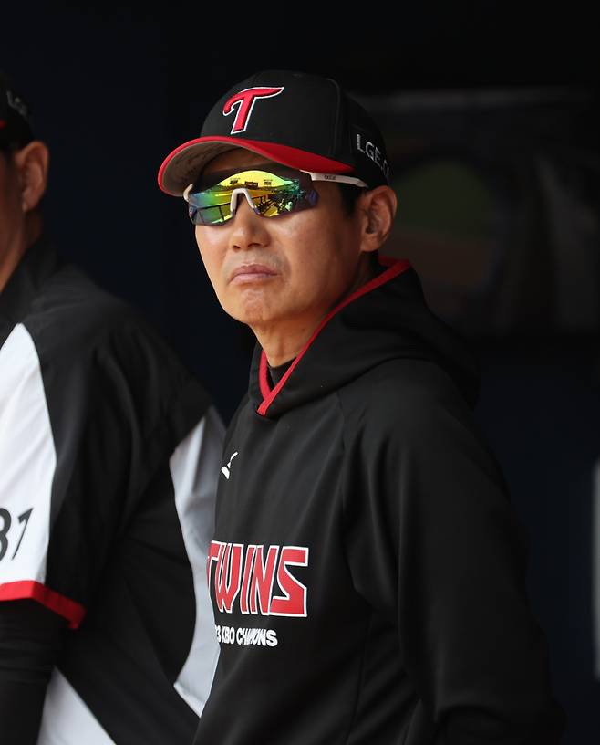 14일 오후 서울 잠실야구장에서 열린 프로야구 LG 와 두산 경기. LG 염경엽 감독이 더그아웃에서 경기를 지켜보고있다. 잠실=정시종 기자 capa@edaily.co.kr /2024.04.14.