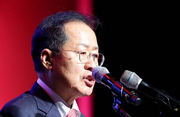 홍준표 대구시장이 지난 2월 21일 대구오페라하우스에서 열린 ‘2024 대구시민의 날 기념식’에서 기념사를 하고 있다.  [사진=뉴시스]