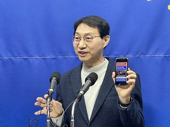 더불어민주당 김성주 의원이 지난달 7일 전북특별자치도의회에서 기자회견을 열고 당시 전주병 당내 경선 경쟁자인 정동영 후보에 대한 '여론조사 거짓 응답 유도 의혹' 등을 제기하고 있다. 연합뉴스