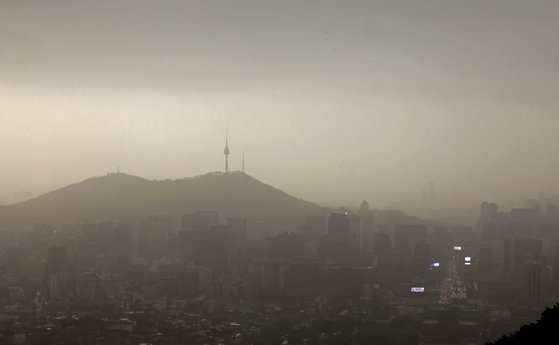 전국에 황사가 덮친 지난달 29일 서울 종로구 북악산에서 바라본 누런 서울 도심 위로 비구름이 드리우고 있다. 뉴시스
