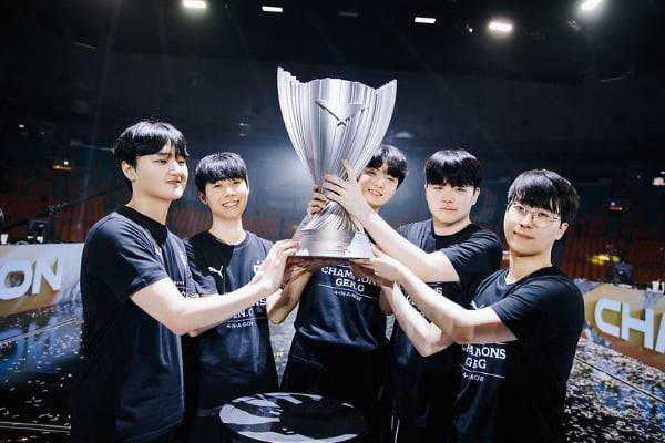 2024 LCK 스프링 우승을 차지한 젠지 e스포츠 선수들의 모습. 왼쪽부터 '페이즈' 김수환, '리헨즈' 손시우, '쵸비' 정지훈, '캐니언' 김건부, '기인' 김기인 (LCK 제공)