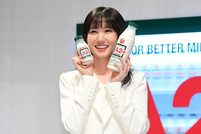 서울우유 광고모델인 배우 박은빈 씨가 15일 그랜드하얏트서울에서 열린 'A2+ 우유 출시회'에서 포즈를 취하고 있다  /연합뉴스