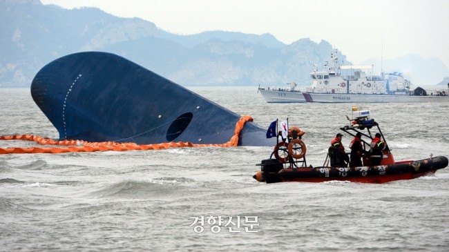 2014년 4월16일 여객선 세월호가 침몰한 전남 진도군 조도면 병풍도 부근 사고 해상에서 해경과 해군이 실종자 수색작업을 벌이고 있다.   경향신문 자료사진