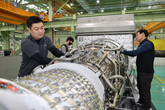 Hanwha Aerospace employees inpsect an aircraft engine. [HANWHA AEROSPACE]