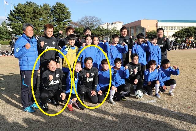 2016년 12월 제주 축구 꿈나무 격려 행사를 위해 제주를 찾은 2002 한일 월드컵 4강 주역들. 당시 제주지사였던 원희룡 장관과 이천수 등이 함께 기념사진을 찍었다. 제주도청 제공