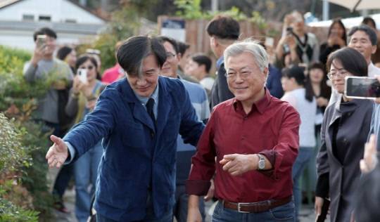 조국 조국혁신당 대표가 지난해 11월 문재인 전 대통령을 찾아 이야기를 나누고 있다. 연합뉴스
