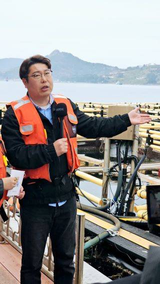 정윤환 통영메가코즘시험기지장이 시설을 소개하고 있다/사진=KIOST