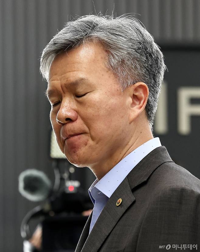 (서울=뉴스1) 박지혜 기자 = 김택우 대한의사협회 비상대책위원회 위원장이 14일 서울 용산구 대한의사협회 대회의실에서 열린 의대정원 증원 저지를 위한 비상대책위원회 제8차 회의에 참석하기 앞서 생각에 잠겨 있다. 2024.4.14/뉴스1 Copyright (C) 뉴스1. All rights reserved. 무단 전재 및 재배포, AI학습 이용 금지. /사진=(서울=뉴스1) 박지혜 기자