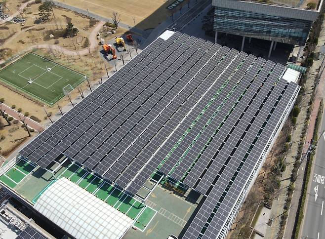 HD현대인프라코어 인천공장 주차장에 설치한 태양광 발전소 모습. /사진=HD현대