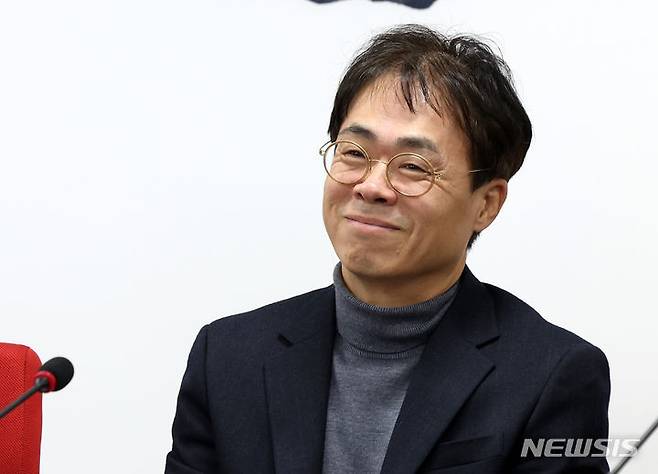 [서울=뉴시스] 이영환 기자 = 김경율 국민의힘 비상대책위원이 13일 오전 서울 영등포구 국민의힘 중앙당사에서 열린 비상대책위원회의에 참석해 한동훈 비상대책위원장의 발언을 들으며 미소짓고 있다. 2024.02.13. 20hwan@newsis.com