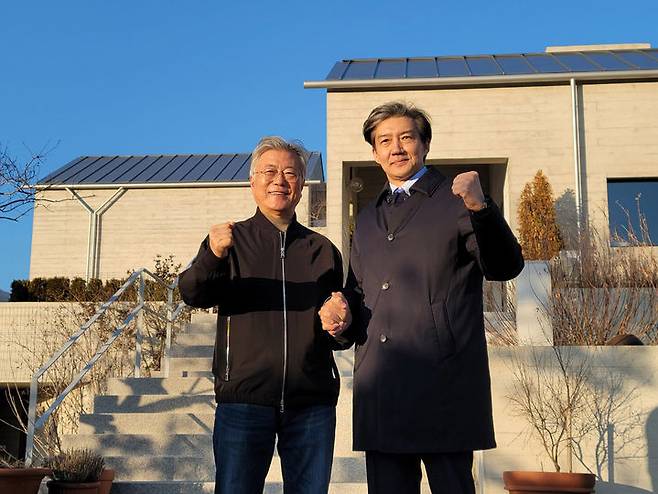 [서울=뉴시스] 추상철 기자 = 조국 전 법무부 장관이 지난 지난 2월12일 경남 양산 평산마을에서 문재인 전 대통령을 예방하고 있다. (사진= 조국 전 장관 제공) 2024.02.13. photo@newsis.com *재판매 및 DB 금지