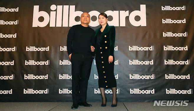 [서울=뉴시스] 김혜진 기자 = 마이크 반 빌보드 본사 CEO, 김유나 빌보드 코리아 발행인이 15일 오후 서울 강남구 조선팰리스 강남에서 열린 방한 기자회견에서 인사말을 하고 있다. 2024.04.15. jini@newsis.com