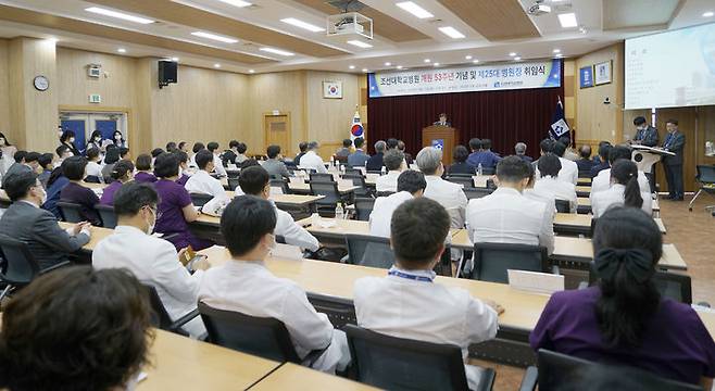 [광주=뉴시스] 조선대학교병원은 15일 병원 의성관에서 '개원 53주년 기념식·제25대 병원장 취임식'을 열었다. (사진=조선대병원 제공) 2024.04.15. photo@newsis.com *재판매 및 DB 금지