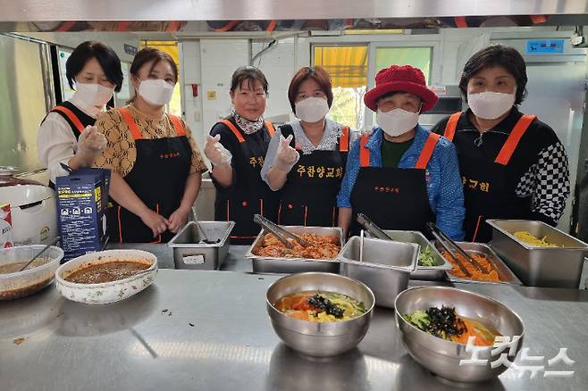 주찬양교회 소속 북한이탈주민은 장애인 거주인과 봉사자를 위해 저녁식사로 옥수수국수를 준비하고 과일 간식을 제공하는 등 봉사활동의 따뜻함을 더했다. 포항의료돌봄지원단 제공