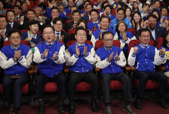 ▲더불어민주당 이재명 대표, 이해찬·김부겸 상임공동선거대책위원장 등 당 지도부가 10일 서울 영등포구 여의도 국회 의원회관에 마련된 제22대 국회의원선거(총선) 민주당 개표 상황실에서 방송사 출구조사 결과를 지켜보며 환호하고 있다. ⓒ연합뉴스