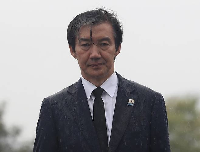 조국 조국혁신당 대표가 15일 오후 비례대표 당선인들과 함께 경남 김해시 진영읍 봉하마을을 찾아 고(故)&nbsp;노무현 전 대통령 묘역을 참배하고 있다. 김해=뉴스1