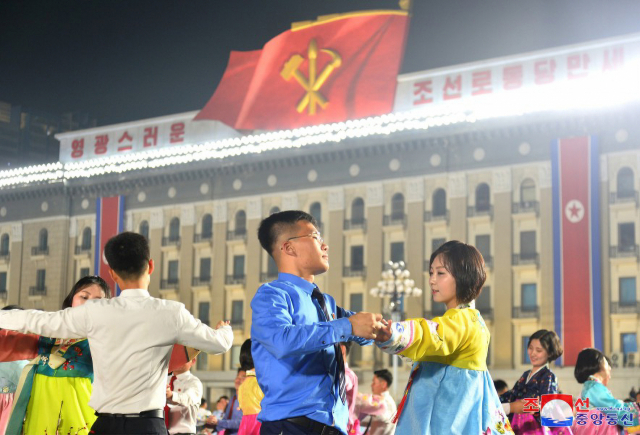 김일성 생일 112주년을 하루 앞둔 14일 평양 김일성광장에서 청년들이 축하 공연을 하고 있다. 연합뉴스