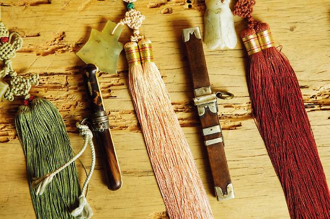 (오른쪽)사각의 목장도. 16.8x13.1 (왼쪽)거북의 등껍데기로 만든 대모장도. 12.2x11.4