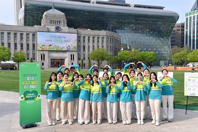 14일, 하나님의 교회 직장인청년봉사단 ASEZ WAO가 ‘지구의 날(4월 22일)’을 기념해 서울과 부산, 경기 성남에서 동시다발적으로 거리 캠페인을 펼쳤다. 사진은 서울광장