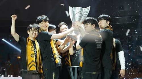 14일 서울 송파구 KSPO돔에서 열린 ‘2024 LCK 스프링’ 4스플릿 연속 우승의 역사를 쓴 젠지 선수들이 우습컵을 들어올리며 팬들의 환호에 답하고 있다. |LCK