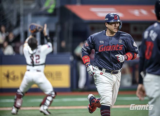 롯데 자이언츠 포수 유강남이 4월 15일 1군 엔트리에서 말소돼 2군으로 이동한다. 유강남은 지난 3월 23일 정규시즌 개막 후 17경기에서 타율 0.122, 41타수 5안타 2타점으로 최악의 슬럼프를 겪고 있다. 롯데는 유강남 외에도 우완 박진형, 내야수 정대선 등 3명을 1군 엔트리에서 말소했다. 베테랑 사이드암 신정락과 우완 파이어볼러 최이준, 2000년생 유망주 포수 서동욱이 2군에서 콜업됐다. 사진 롯데 자이언츠