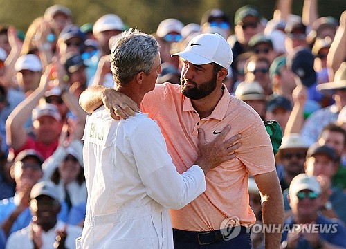 챔피언 퍼트를 넣은 뒤 캐디를 얼싸안고 기뻐하는 셰플러. [AFP/게티이미지=연합뉴스]