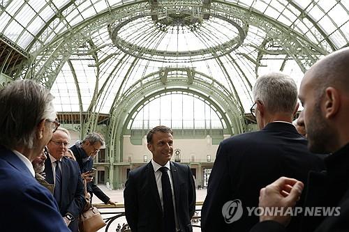 (파리 로이터=연합뉴스) 에마뉘엘 마크롱 프랑스 대통령이 하계올림픽 개막 102일을 앞둔 15일(현지시간) 태권도 경기 등이 치러질 그랑팔레 내부를 둘러보고 있다.